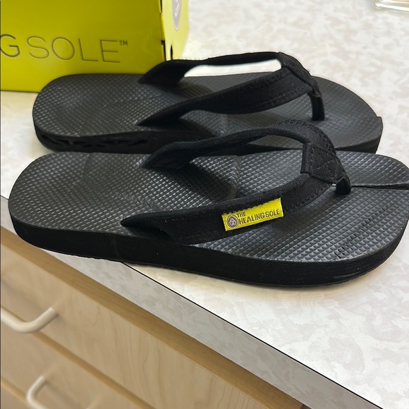 The Healing Sole Black Flip Flops - Picture 1 of 10